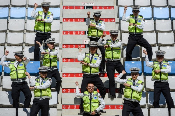 Các nhân viên an ninh cũng phát cuồng với Gangnam Style.